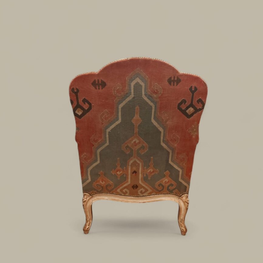 Sillón Regence tapizado en Kilim antiguo dorso