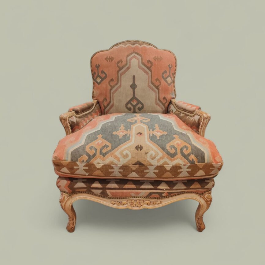 Sillón Regence tapizado en Kilim antiguo frente