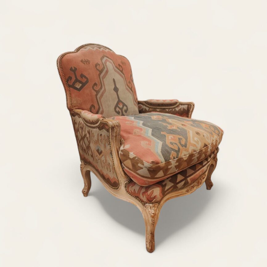 Sillón Regence tapizado en Kilim antiguo lateral