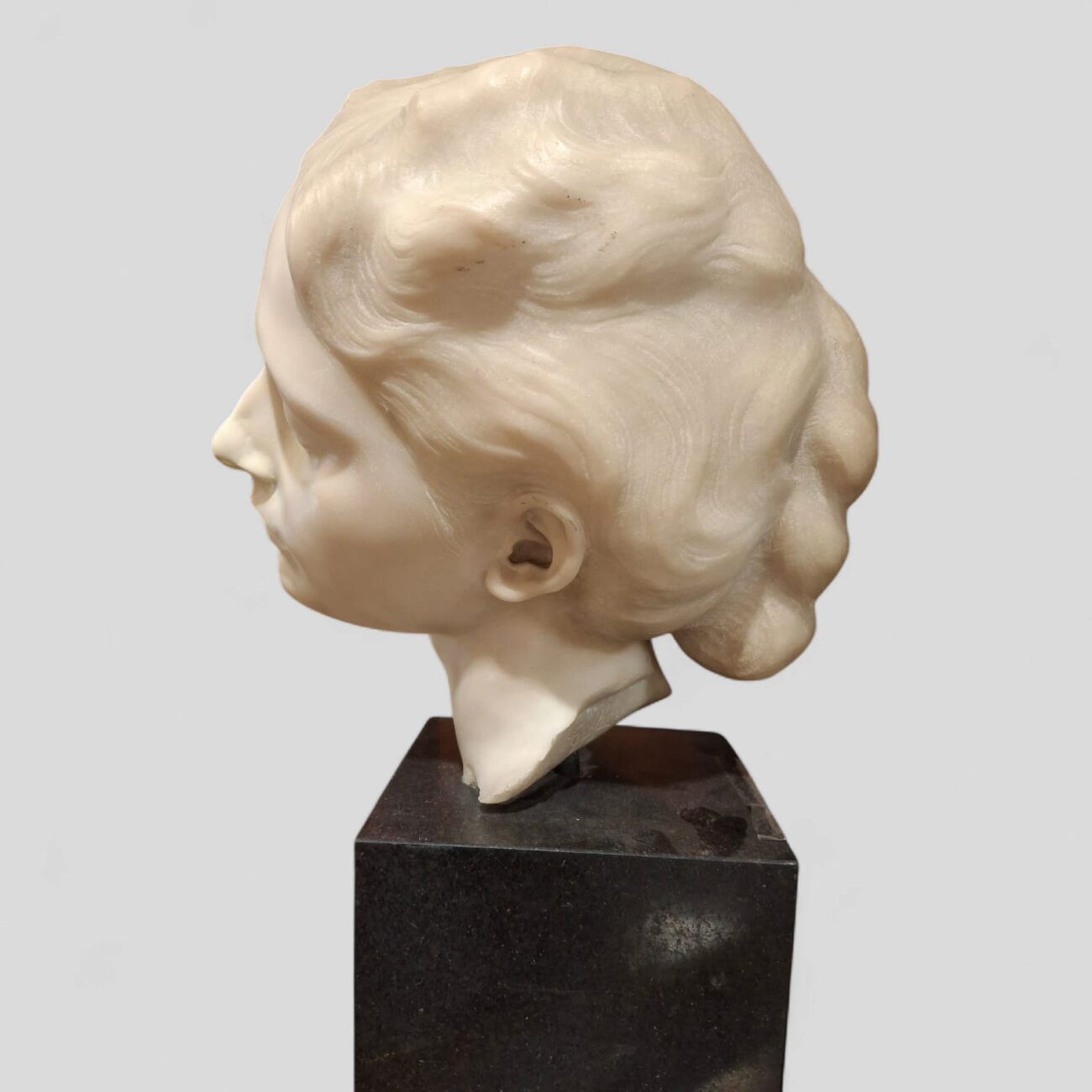Cabeza de Mujer lateral
