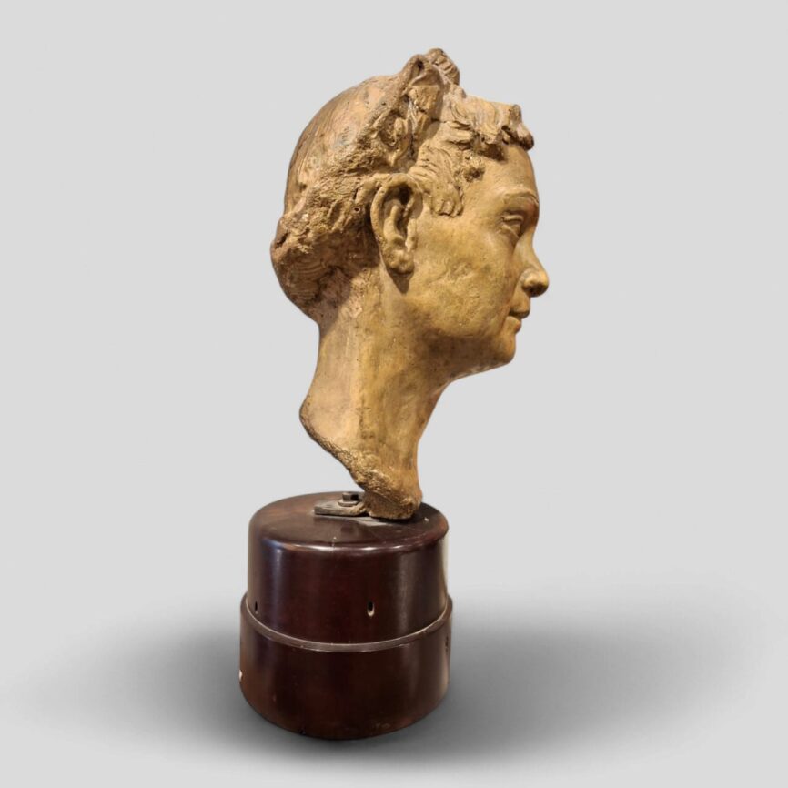 Cabeza de Mujer con Trenza lateral