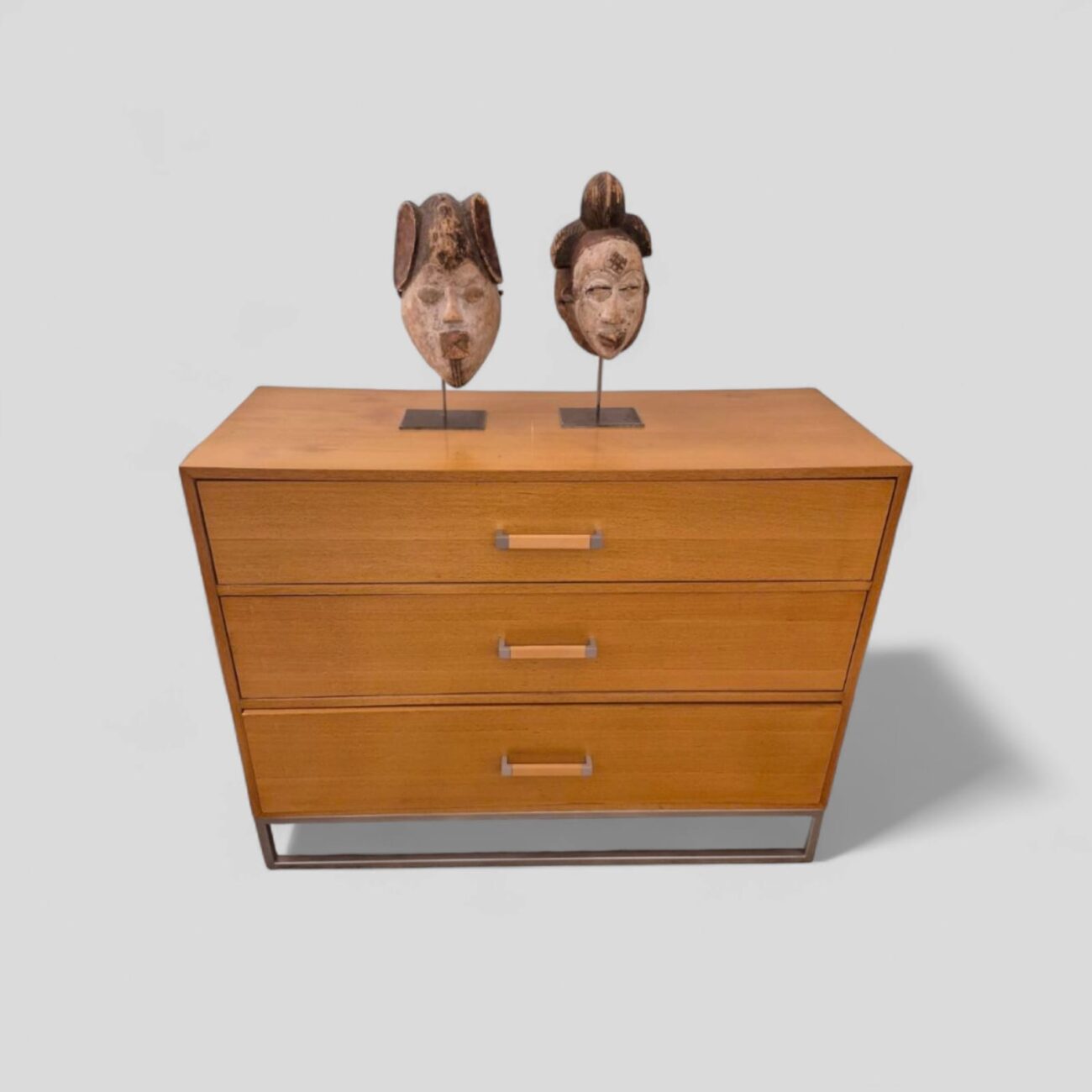 Cómoda Moderna frente