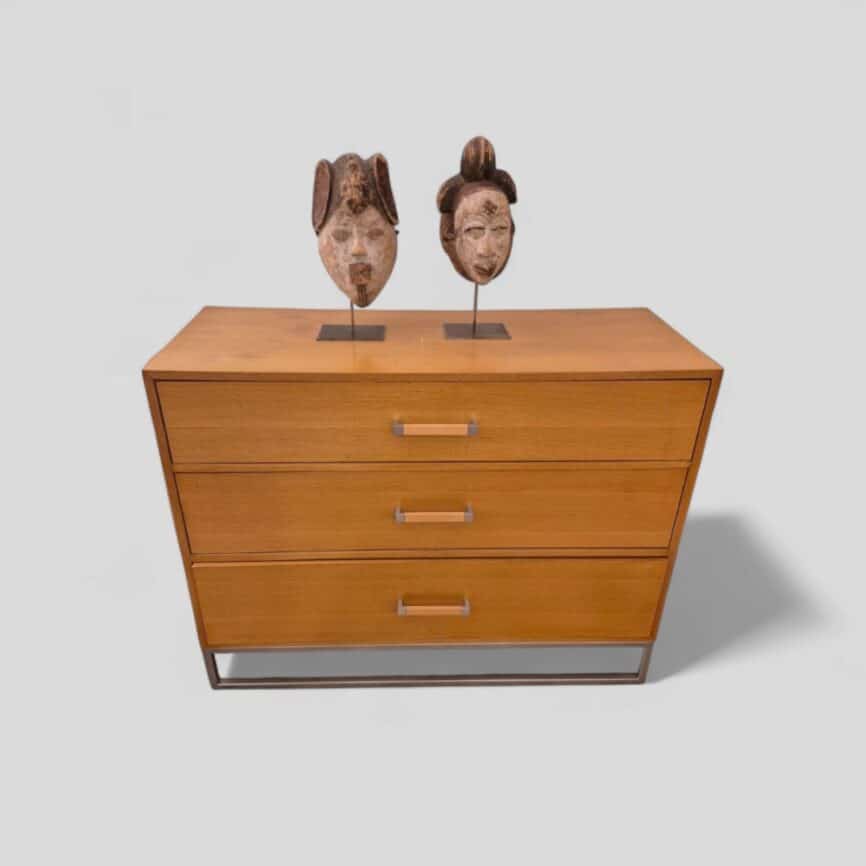 Cómoda Moderna frente