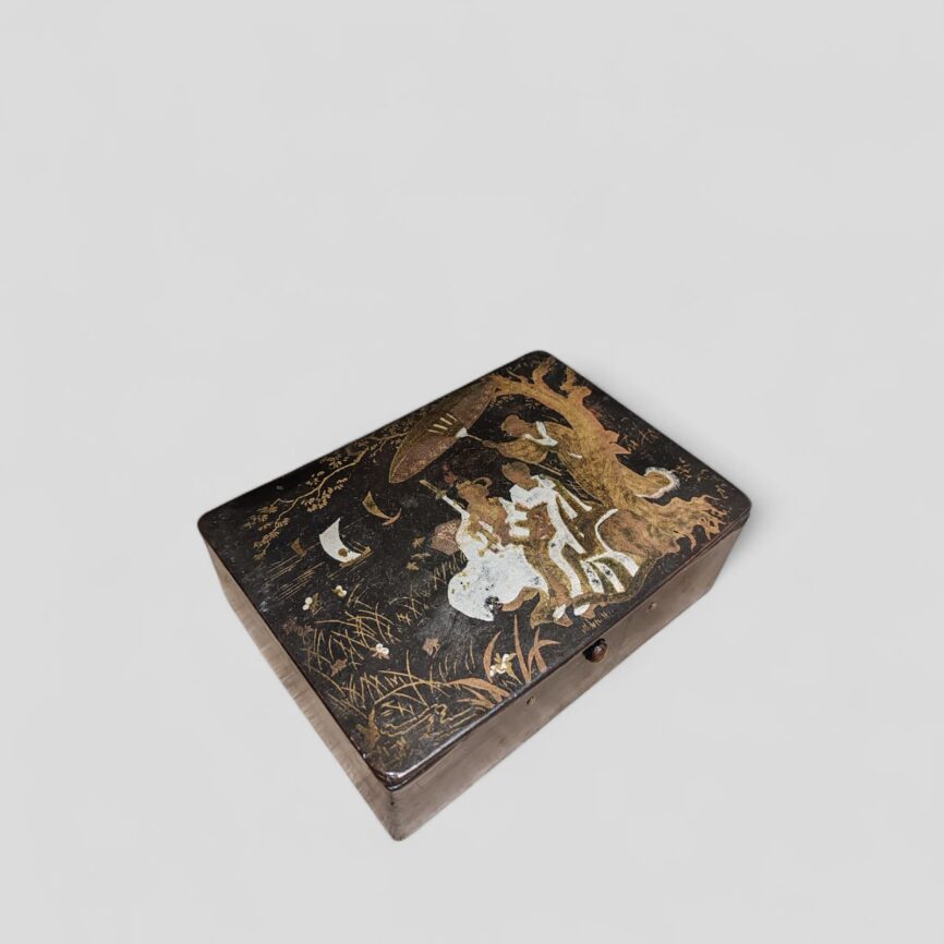 Caja en madera de caoba. 1