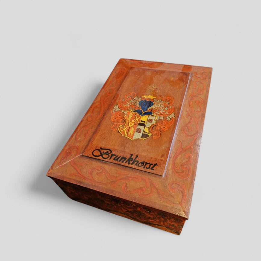 Caja para guantes en madera frutal. 1